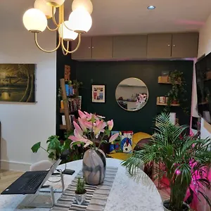 https://bright-spacious-apartment-in-the-park.brighton-hotels-england.com
